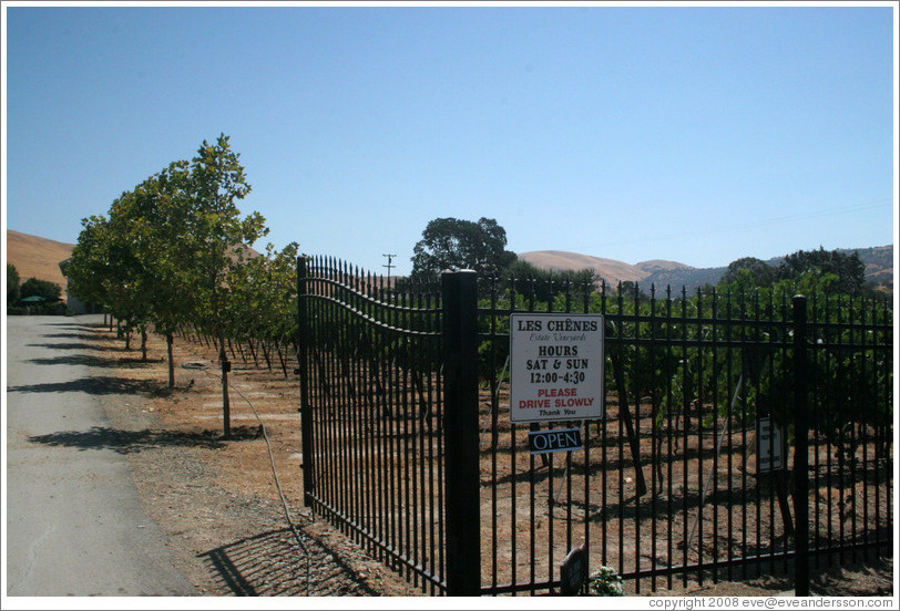 Entrance. Les Ch&ecirc;nes Estate Vineyards.
