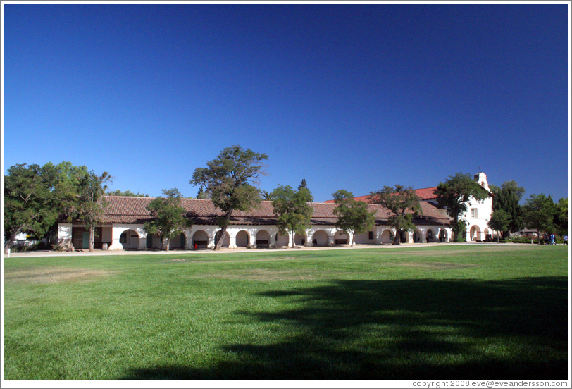 http://www.eveandersson.com/photos/usa/ca/san-benito-valley/san-juan-bautista-mission-exterior-large.jpg