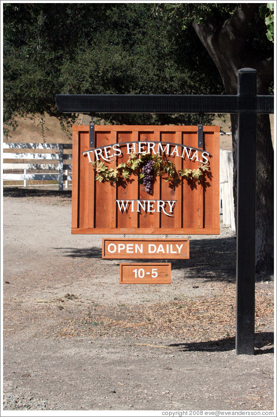 Sign.  Tres Hermanas Winery.