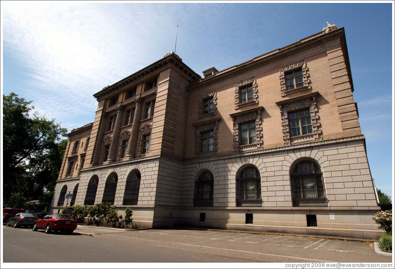 Building. Broadway Ave. and Davis St. Pearl District.